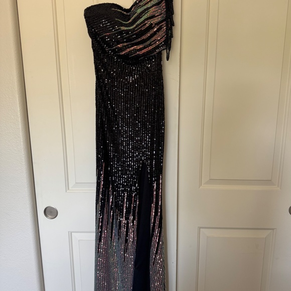 Kalinnu One Shoulder Black Sequin Gown Size 6 - Picture 9 of 13